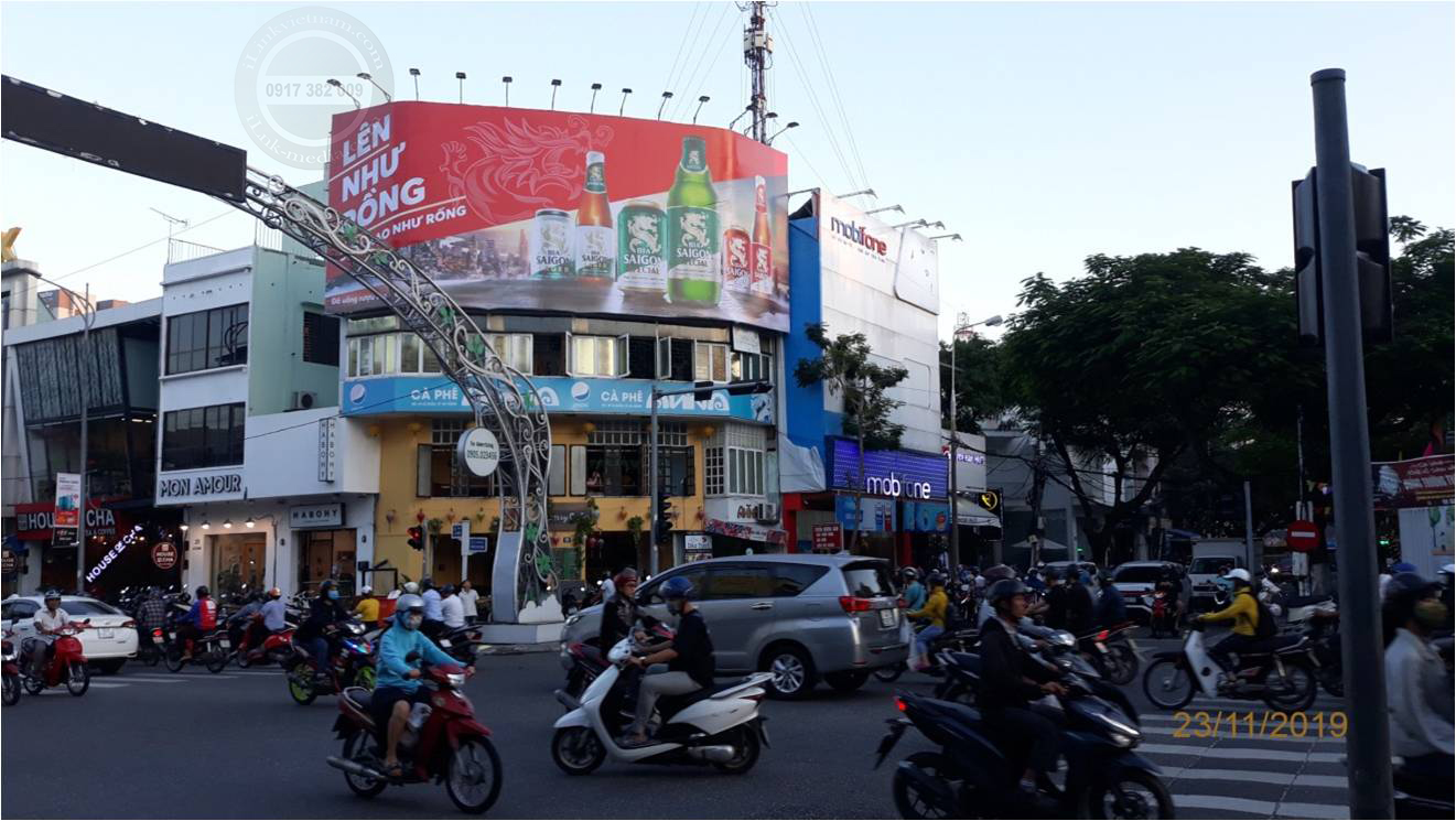 Quảng cáo tấm lớn