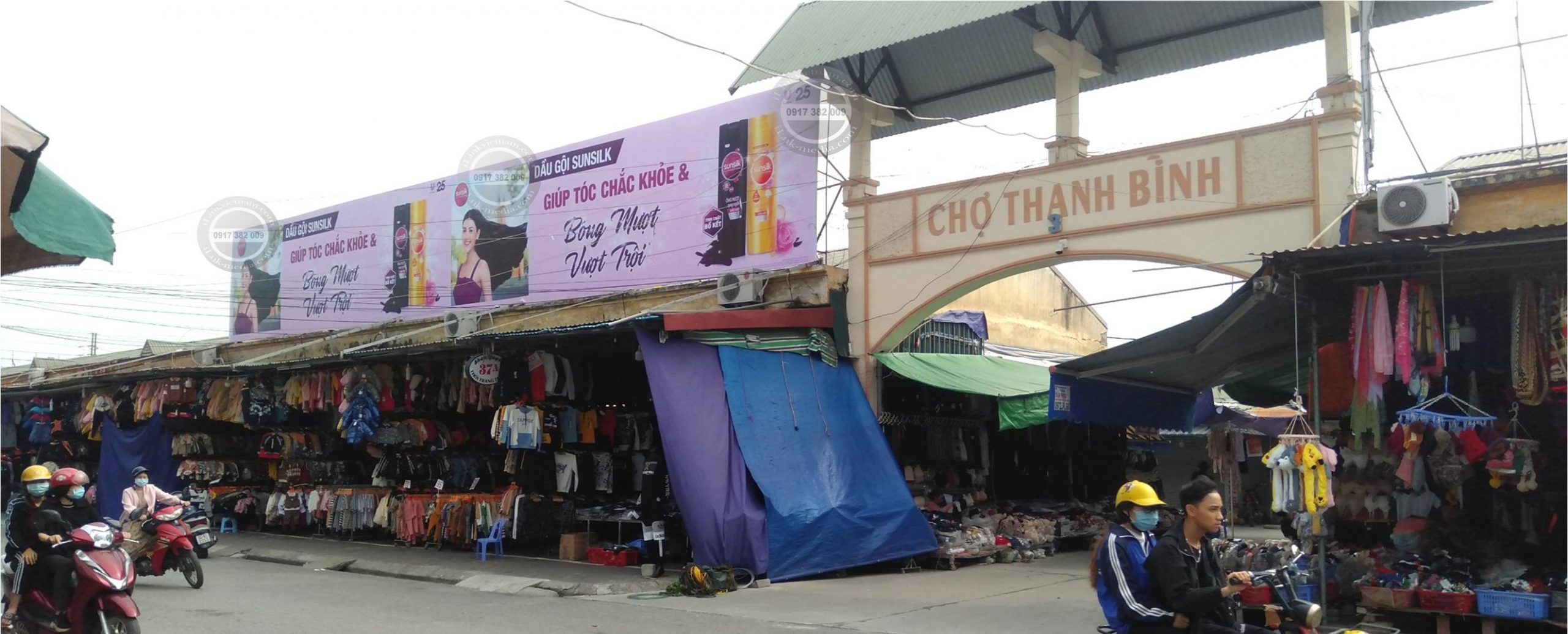 Bảng quảng cáo tại chợ