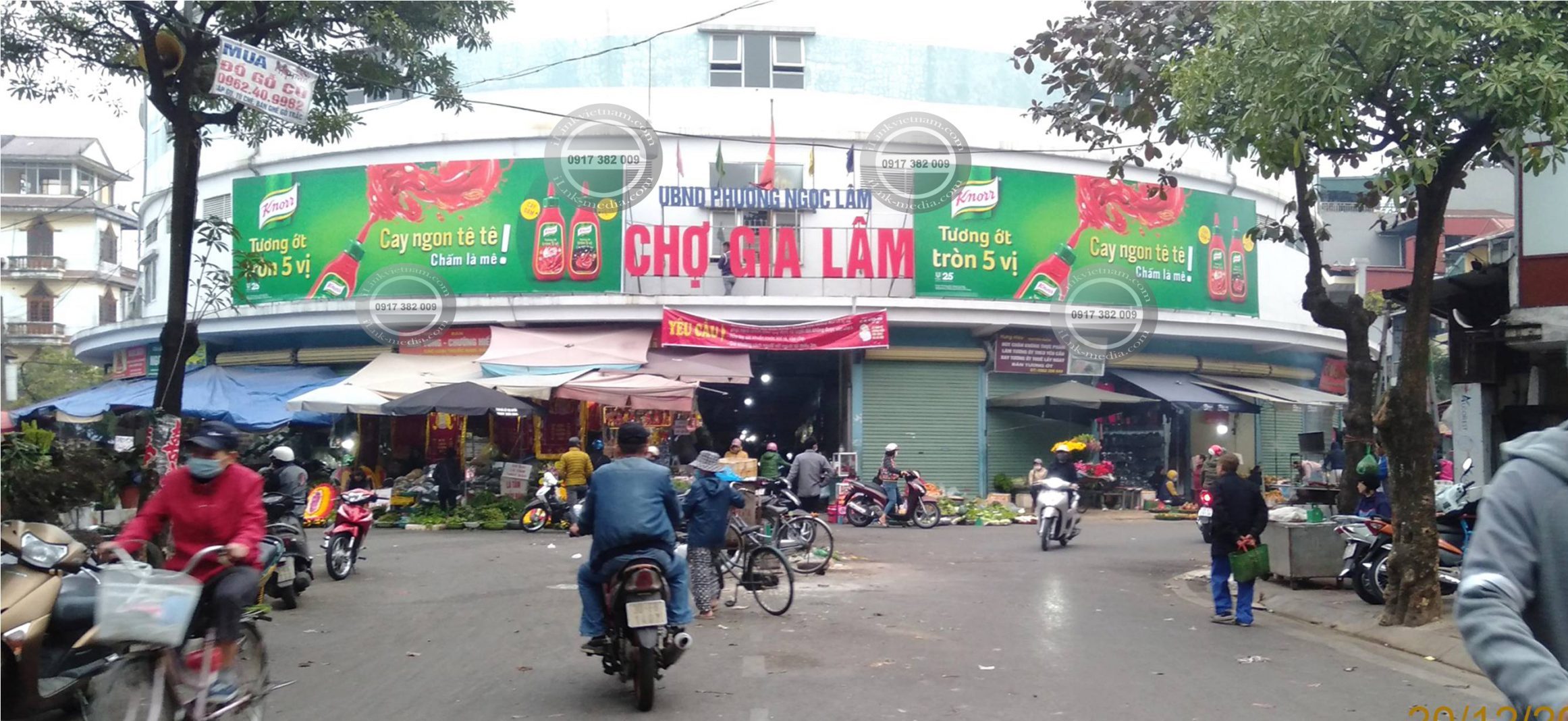 Quảng cáo tại chợ truyền thống ở Hà Nội