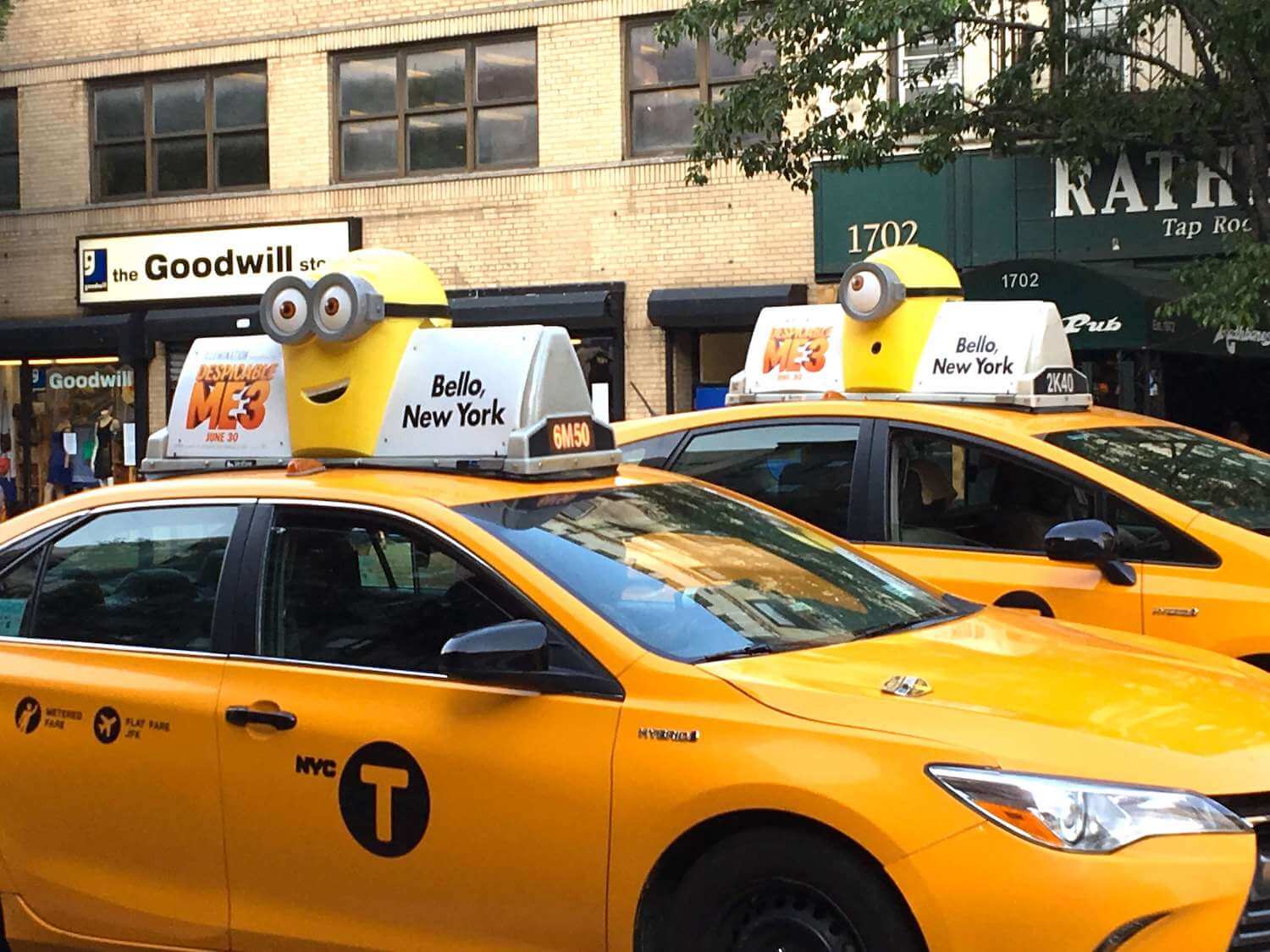Quảng cáo dán decal taxi 
