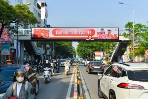 Pano quang cao cau di bo