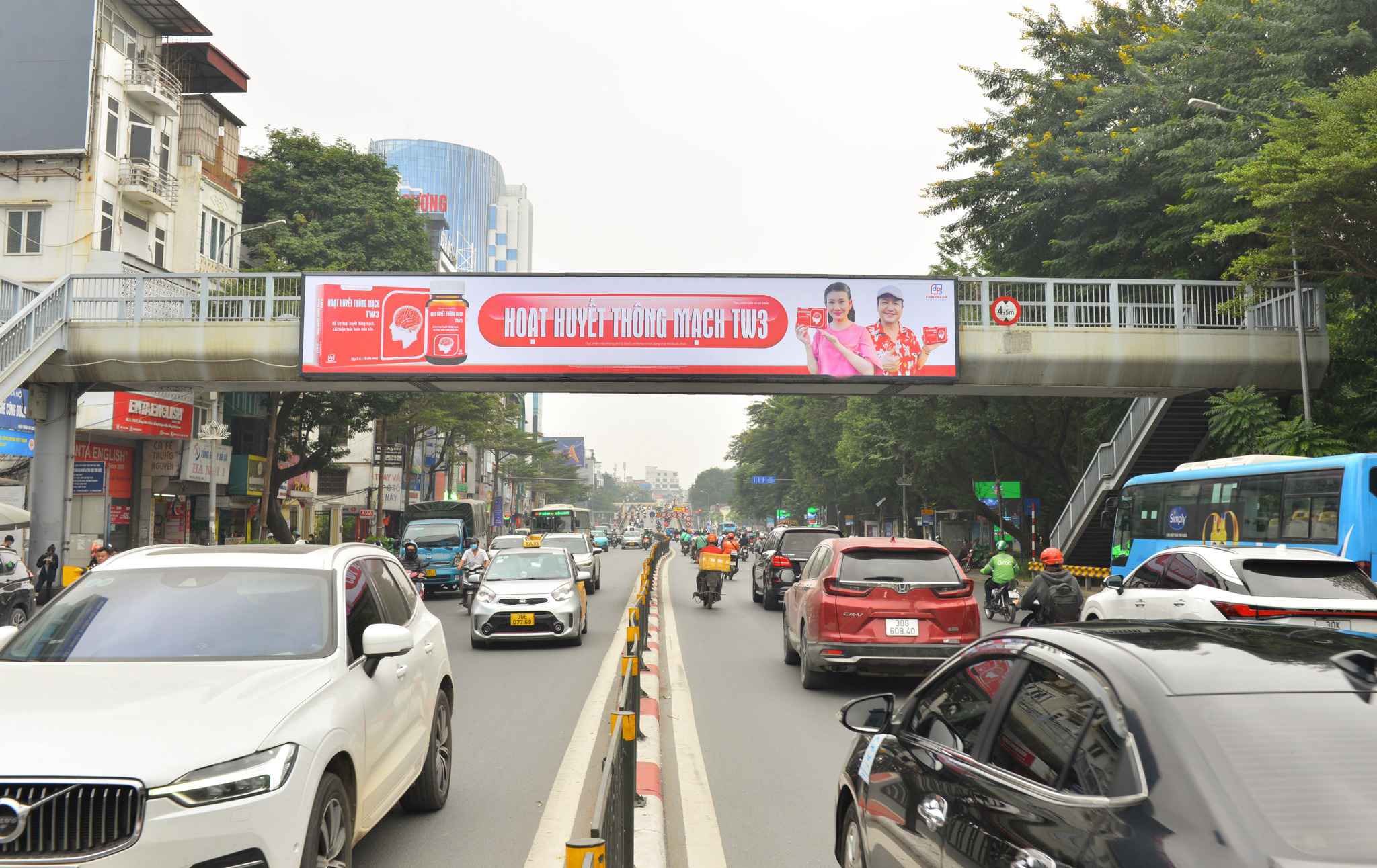Quảng cáo cầu đi bộ