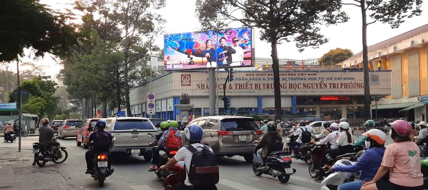 nhan-hang-pepsi-quang-cao-tren-man-hinh-len-man-hinh-led-nguyen-tri-phuong