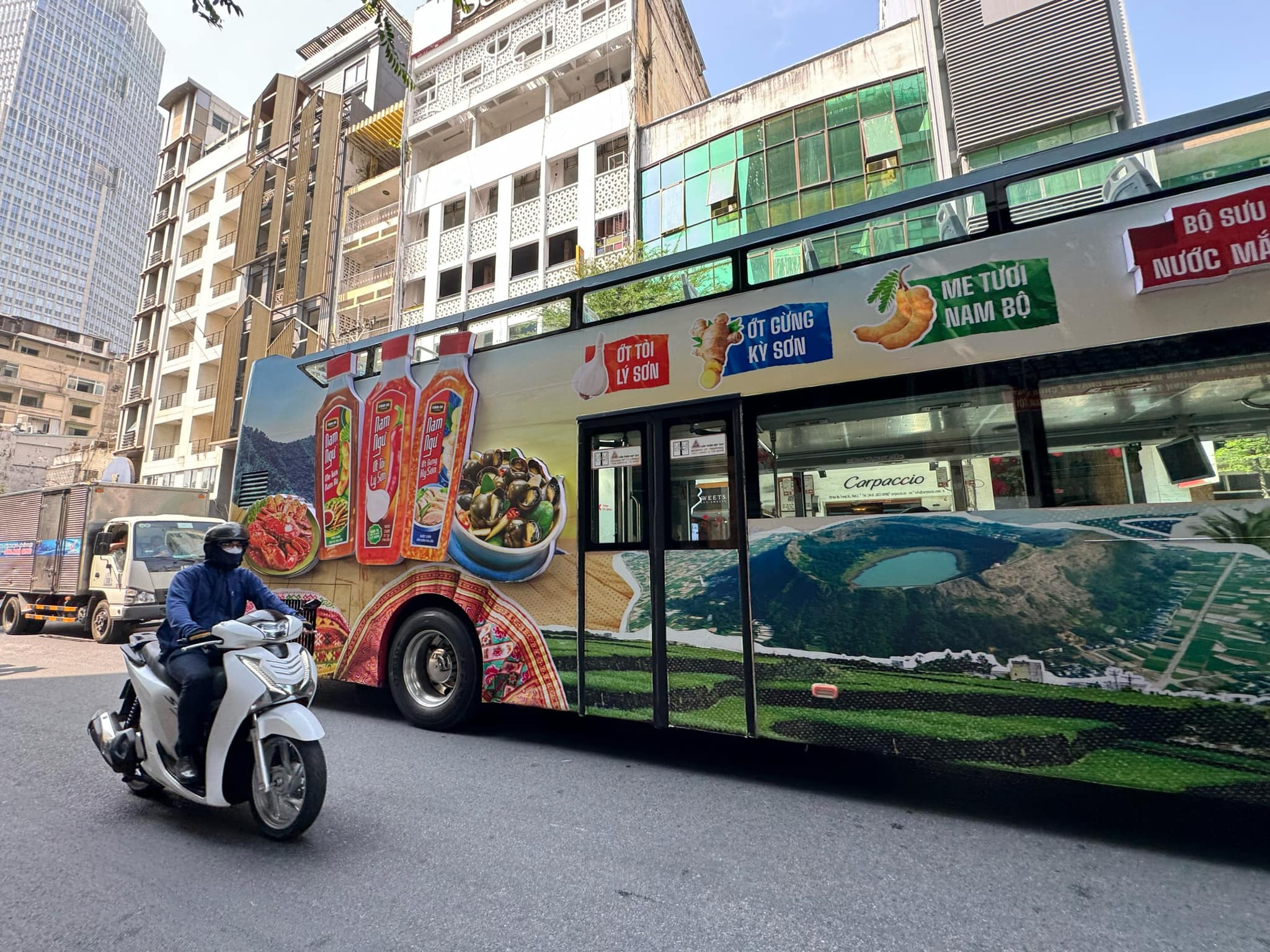 quang cao sang tao tren xe bus