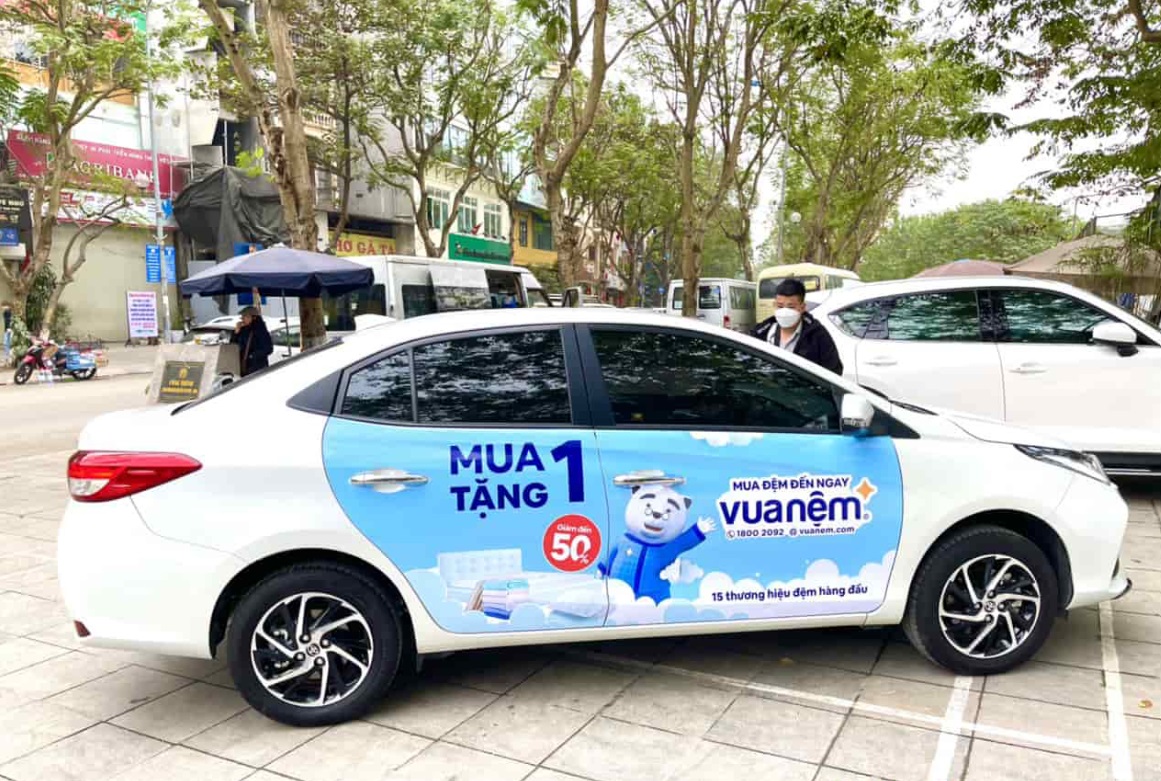 quang cao xe taxi